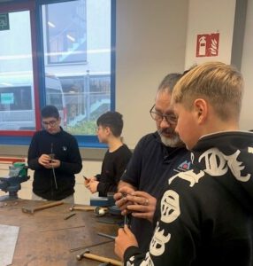 Ausbilder Imran Tas bei der Betreuung eines Schülers